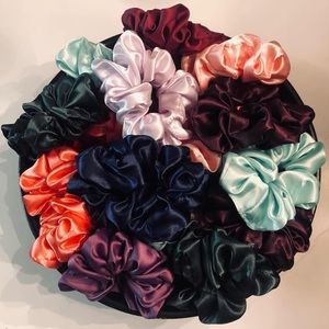 Chouchou parfait plusieurs couleurs disponible ! Top qualité fait un a un .